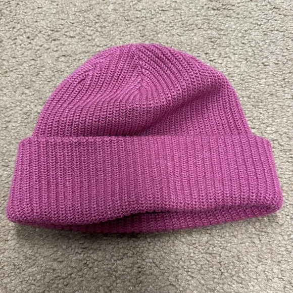 The North Face ribbed beanie. NWOT! - Picture 2 of 3